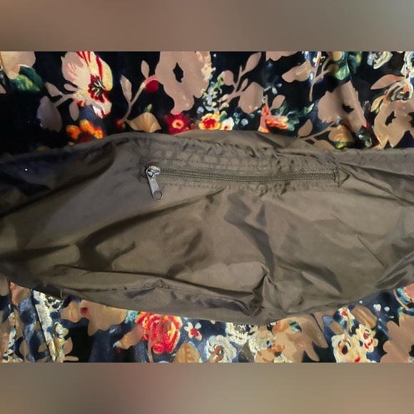 Set of 4 Eve Pearl Brushes with Black Holder Bag - Picture 6 of 7